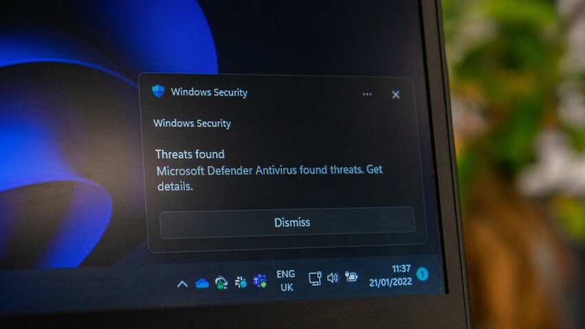 Una pantalla de ordenador con una notificación push para el sistema de seguridad de Windows
